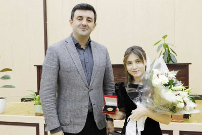 Məzunumuza qızıl nişan təqdim edilib