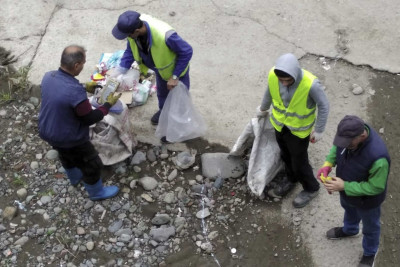 Çay kənarı boyunca təmizlik işləri aparılıb