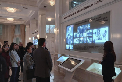 Statistika İdarəsinin əməkdaşları Heydər Əliyev Mərkəzində olublar