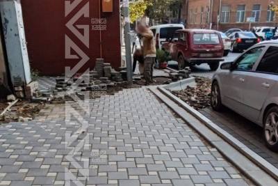 Küçələrin birində piyada səkisi təmir olunur