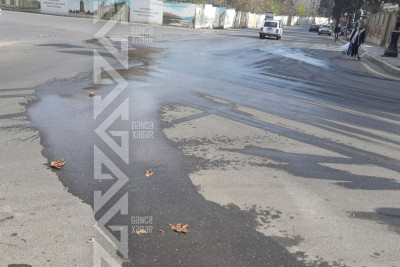 Şəhərin daha bir küçəsində su borusu partlayıb