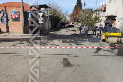 Şəddadilər küçəsində avtomobil yolu təmir olunur