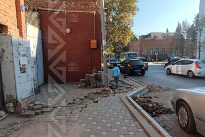 Şəhərin mərkəzində piyada səkisinin təmirə ehtiyacı var