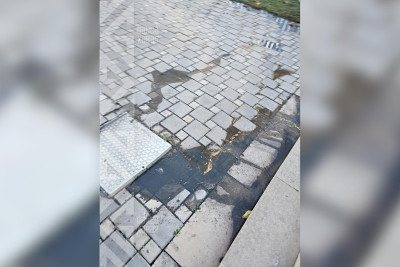 Bulvar ərazisində kanalizasiya quyusu daşıb