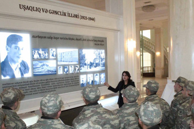 Əsgərlər Heydər Əliyev Mərkəzindəki eksponatlarla tanış olublar