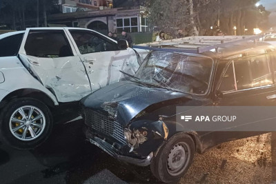İki avtomobil bir-birinə çarpılıb