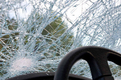 Yolu keçmək istəyən qızı avtomobil vurub