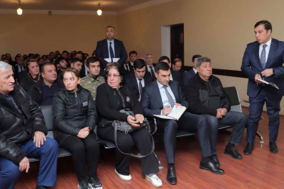 Şəhər rəhbərliyi sakinlərlə görüşüb