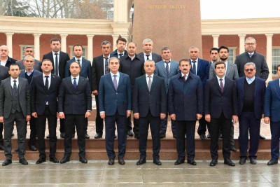 “Aztelekom”un nümayəndələri ulu öndərin abidəsini ziyarət ediblər