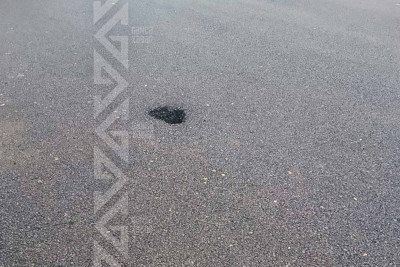 Küçələrin birində asfalt örtüyündə dəlik əmələ gəlib