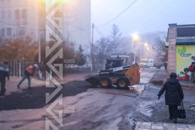 Mehmandarov küçəsində yolun yararsız hala düşmüş hissəsi asfaltlanıb