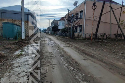 Şəhərin bir sıra küçələrində asfalt örtüyü mövcud deyil