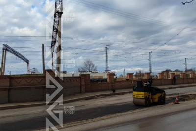 Zaur İsmayılov küçəsində yolun yararsız hala düşmüş hissəsi təmir edilir