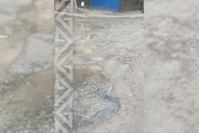 Binaların qarşısında kanalizasiya quyusu daşır