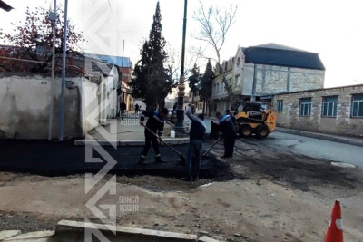 Şəhərin daha bir küçəsində yol təmir edilir