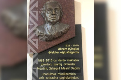 Əməkdar müəllim Əkrəm Əsgərovun xatirə lövhəsi quraşdırılıb