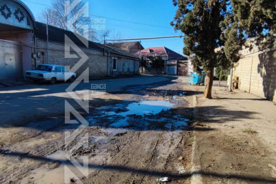 Ruzigar Qasımov küçəsində yeraltı su xətti partlayıb