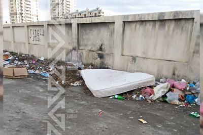 Qəzalı elektrik dirəyi məktəblilər üçün təhlükə yaradır