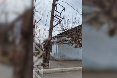 Şəhərin iki yerində elektrik və rabitə dirəkləri təhlükəli vəziyyətdədir
