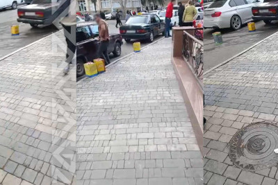 “Bazar Store”un qarşısındakı dəmir qutular sürücülərə çətinlik yaradır