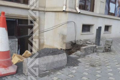 Müəssisələrdən birinin piyada səkisini zəbt etdiyi bildirilir