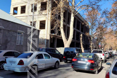 7 nömrəli avtobusun təkəri yolun qazılmış hissəsinə düşüb