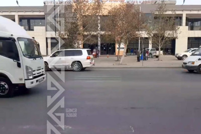 Şəhərin mərkəzində piyadalar təhlükə ilə qarşılaşırlar