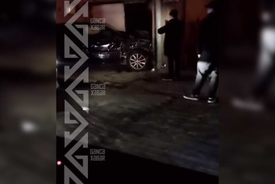 İdarəetməni itirən sürücü darvazaya çarpılıb