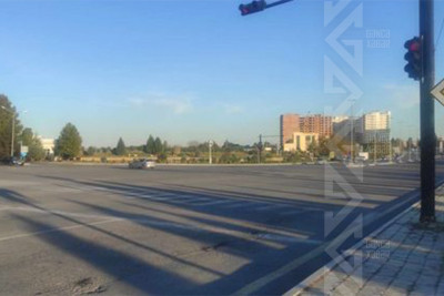 Bu təhsil müəssisəsinin qarşısında sakinlər yolu keçməkdə çətinlik çəkirlər