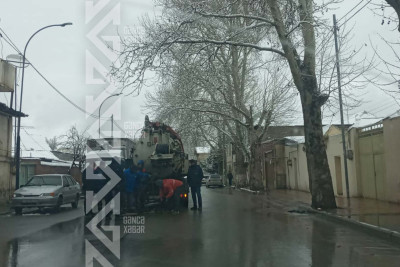Təbriz küçəsində kanalizasiya quyusu təmir edilir