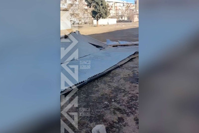 Güclü külək qəzalı tikilinin damını aşırıb