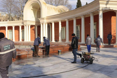 Baş meydanda təmizlik aksiyası baş tutub