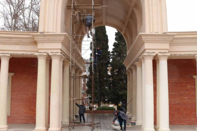 Muzeylərdən birinin fasadı təmir olunur