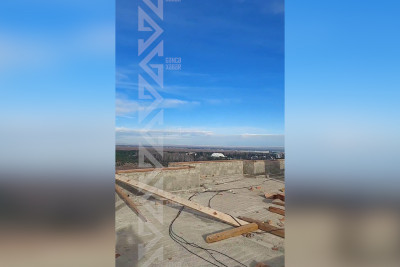 Yeni Gəncədə binanın dam örtüyü güclü küləkdən uçub