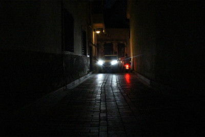 Şəhərin bir sıra binalarının həyətləri işıqlandırılmır