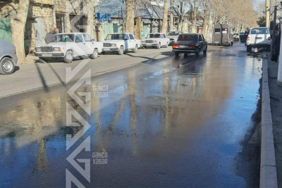 Şəhərin daha bir küçəsində yeraltı su borusu partlayıb