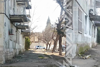 Bir sıra binaların eyvanları qəzalıdır