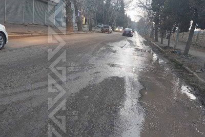 Şəhərin üç küçəsində kanalizasiya quyuları daşır