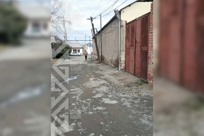 Şəhərin iki küçəsində dirəklər hər an aşa bilər