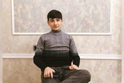 11-ci sinif şagirdi məktəbin önündə bıçaqlanıb