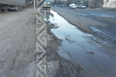 Ələkbər Seyfi küçəsində su xətti partlayıb