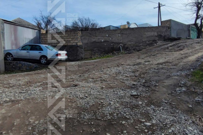 İki küçənin kəsişməsində olan ərazi işıqsızdır