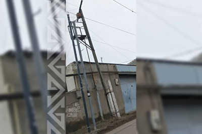 Şəhərin üç küçəsində işıq və telefon dirəkləri əyilib