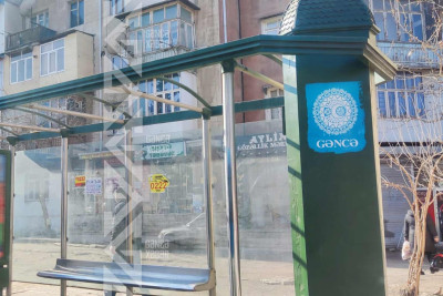 Bəzi avtobus dayanacaqlarının şüşələri və tavanı yoxdur