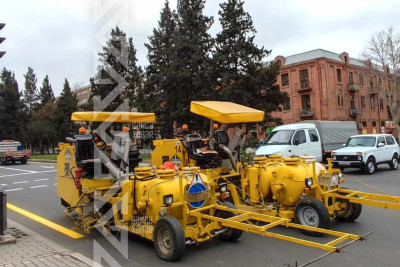 Bəzi küçələrdə yol nişanları çəkilir