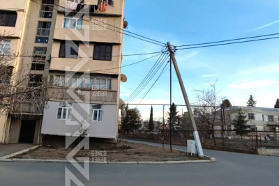 Şəhərin üç ərazisində dirəklər təhlükəli vəziyyət yaradır