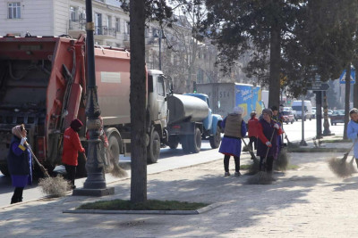 Şəhərimizin mərkəzi prospektləri təmizlənib
