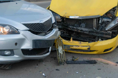 Kəsişmələrin birində iki avtomobil toqquşub