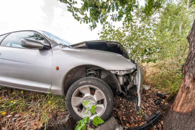 Nəqliyyat vasitəsi ağaca çarpılıb