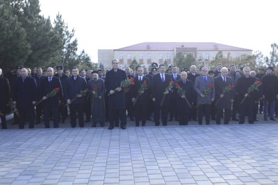 Rəsmi şəxslər “Xocalı” abidəsini ziyarət ediblər